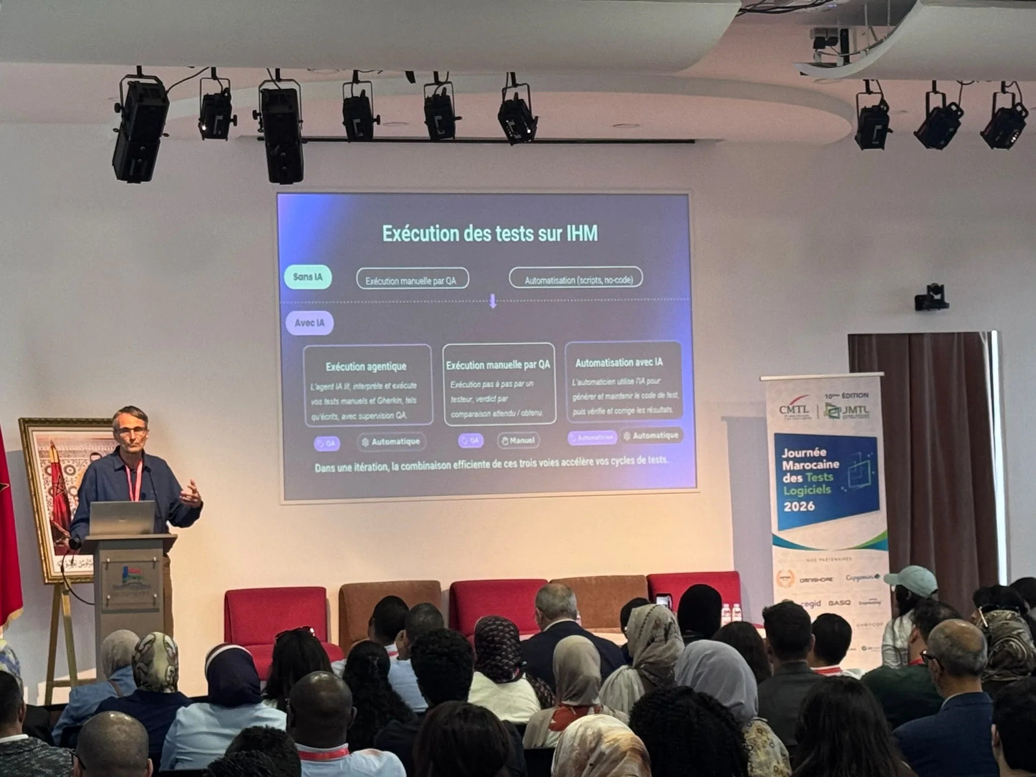 Un conférencier présente une diapositive comparant les tests sur interfaces sans et avec intelligence artificielle.