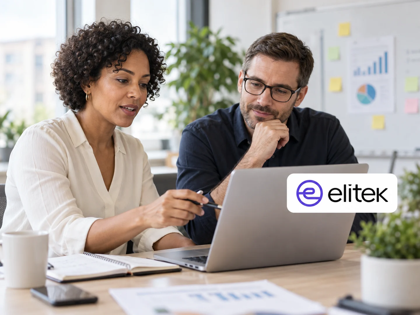 Cheffe de projet examinant un tableau de pilotage, avec le logo Elitek.