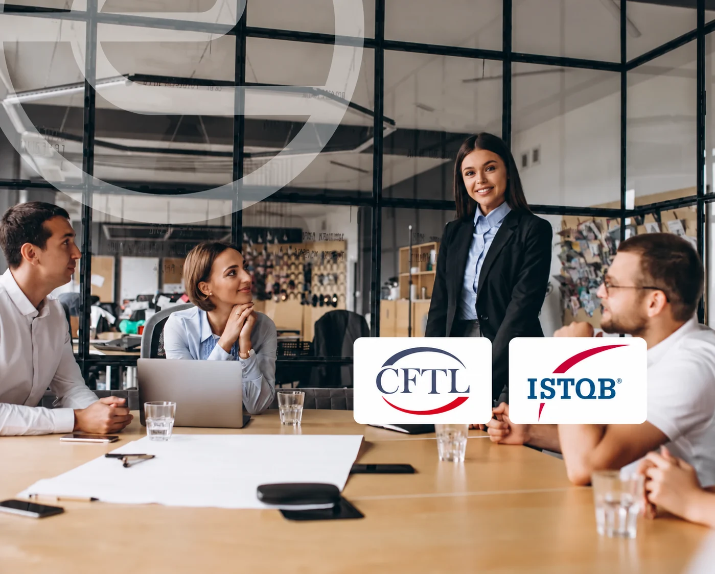 Illustration de la formation ISTQB Test Manager et parcours CPF, avec son logo dans une pastille blanche.