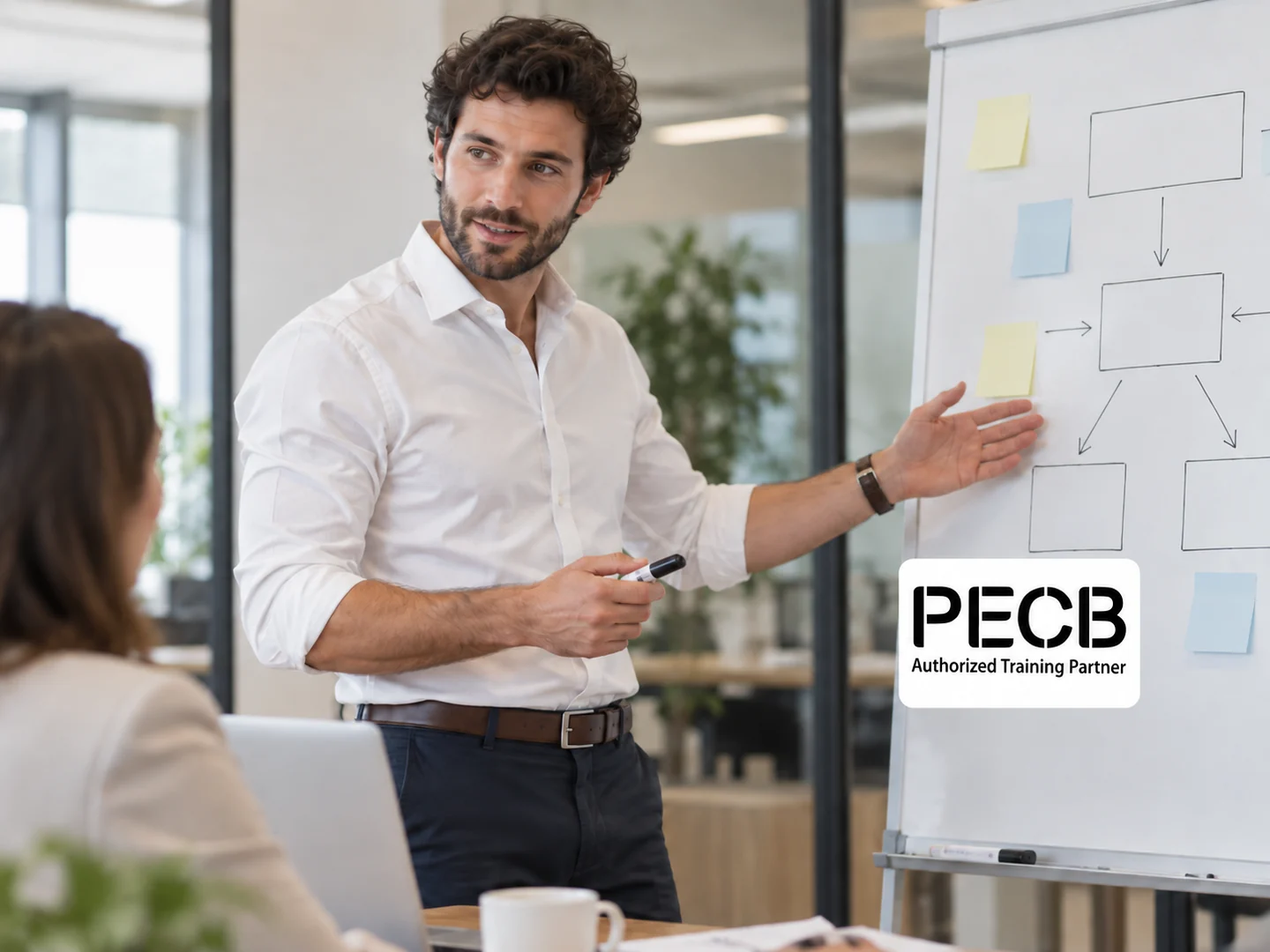 Chef de projet présentant la mise en œuvre d’un système de sécurité, avec le logo PECB.