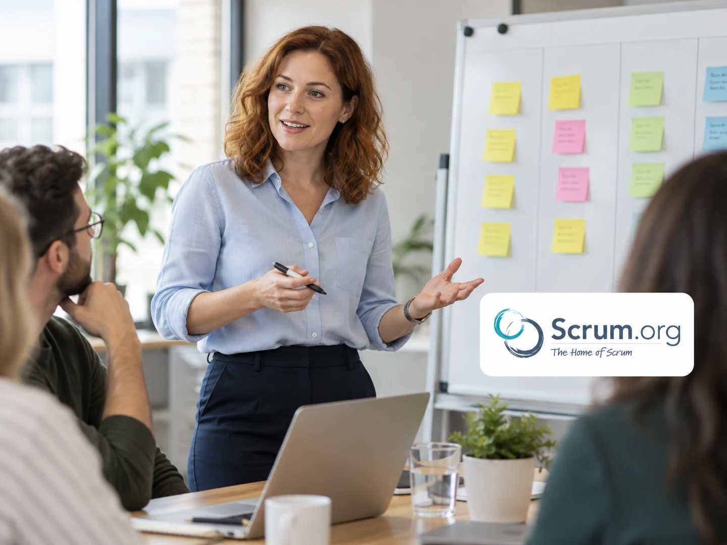 Scrum Master animant un échange d’équipe, avec le logo Scrum.org.