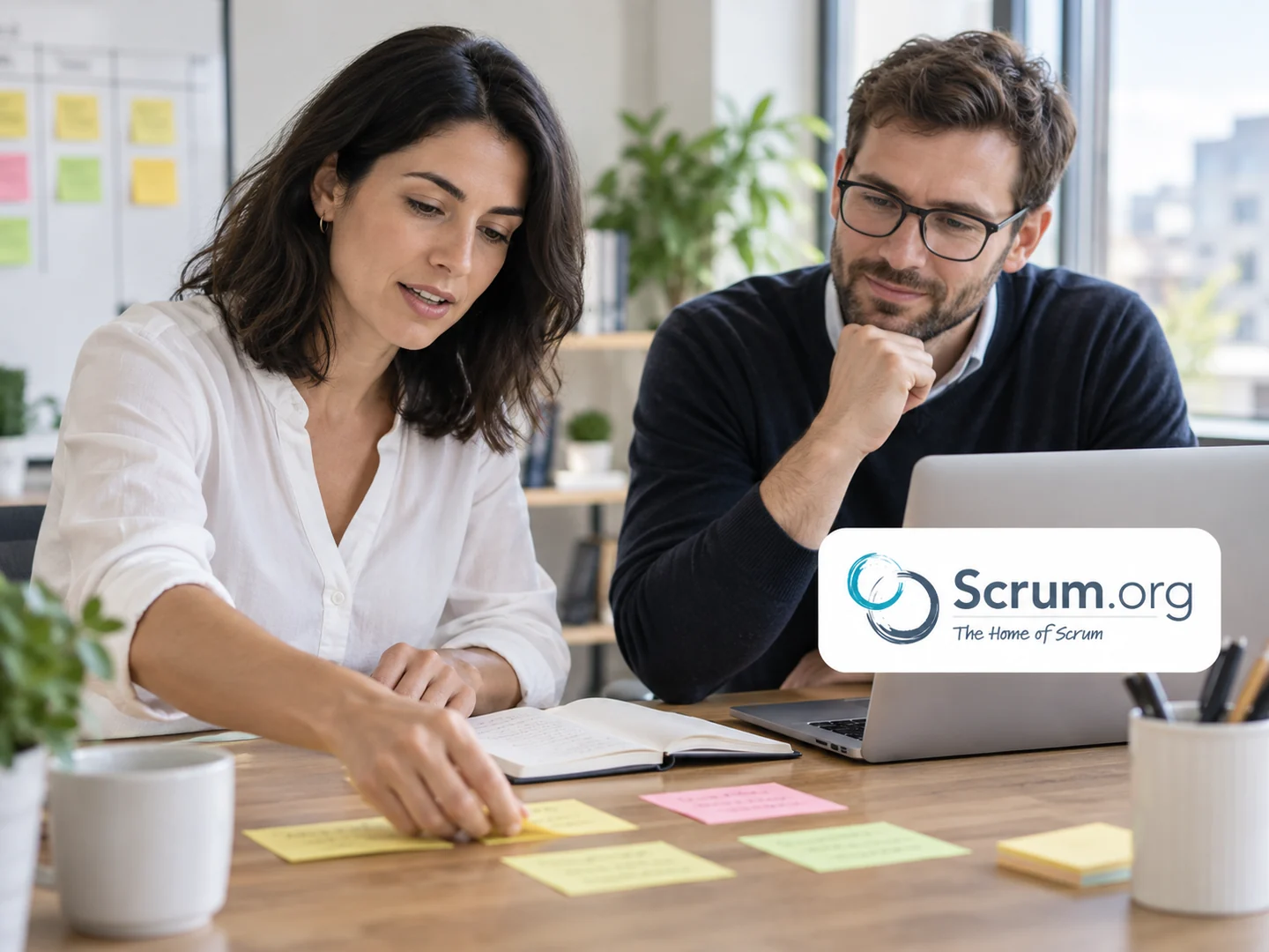 Product Owner préparant les priorités d’un produit, avec le logo Scrum.org.